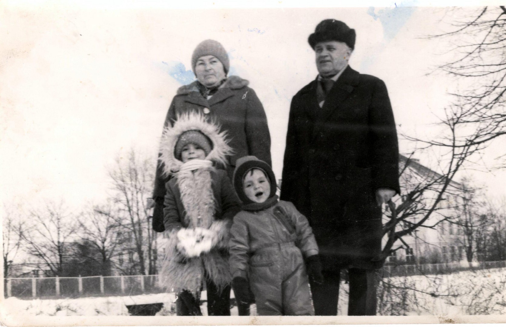 6.  W. Błoński z żoną Haliną oraz wnukami Joanną i Michałem, lata 70-te